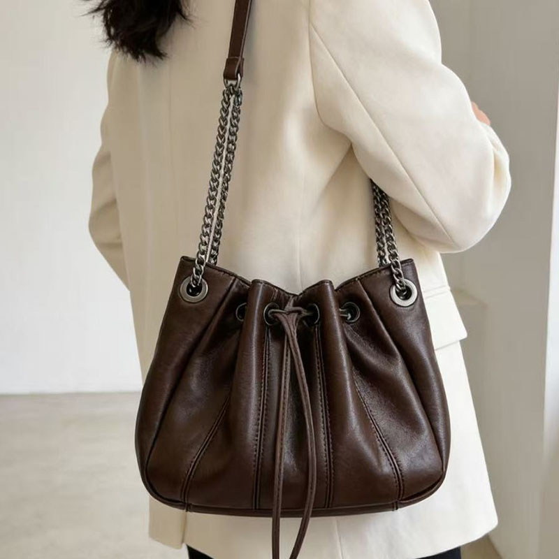 Chain Crossbody Quilted - Sac seau tendance à cordon de