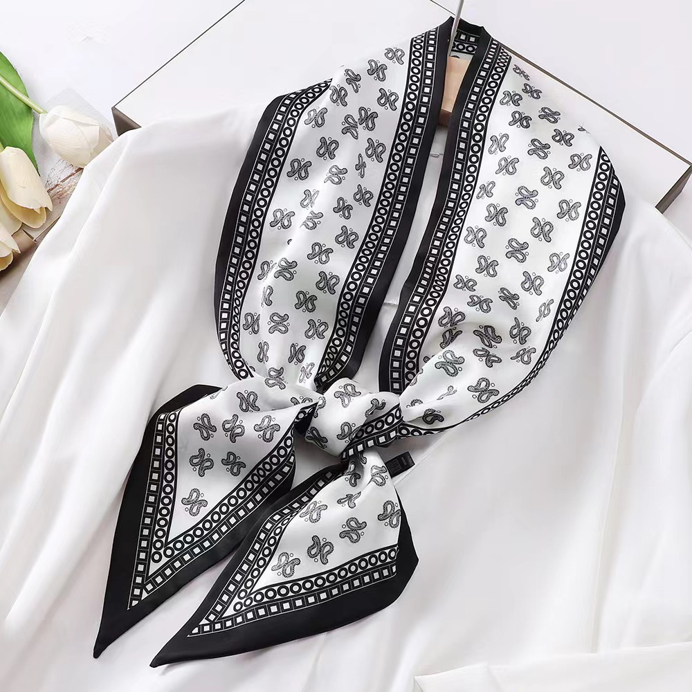 Foulard carré de luxe en soie  - Luxury Bags Duffle avis et prix