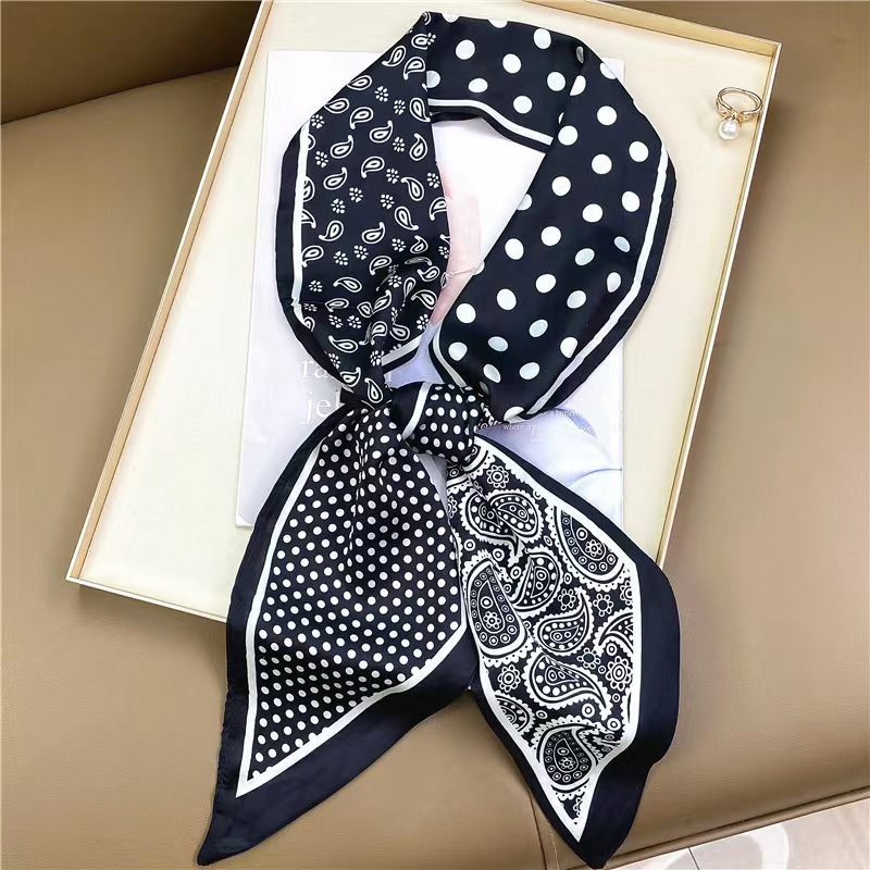 Foulard carré de luxe en soie  - Luxury Bags Duffle avis et prix